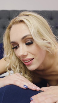 Sky Pierce, bombasse canadienne blonde, pipe interraciale en POV avec une grosse bite noire