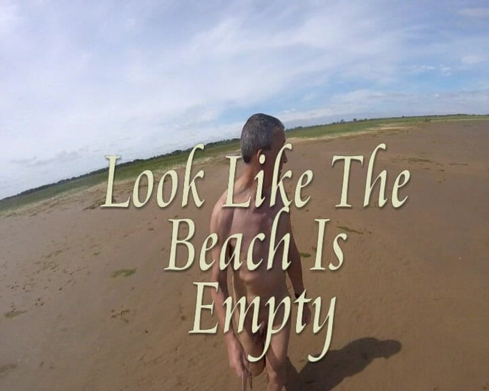 Andy: 在海滩上手淫