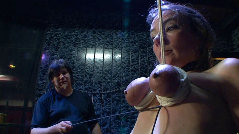 Absolute BDSM films - The original: Țâțe umilitoare strângând vibratorul penetrat