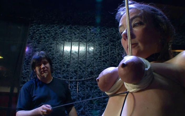 Absolute BDSM films - The original: Förödmjukande bröst som pressade dildo trängde in