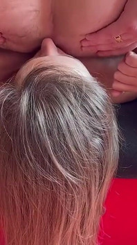 Elle me lèche le trou du cul et reçoit un facial - j’adore ça