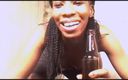 African Beauties: Tante seksi nikkiez lagi asik mainin botol