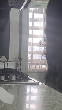Madrasta flertando e rabuda, apenas fãs em câmera lenta, sexo na cozinha