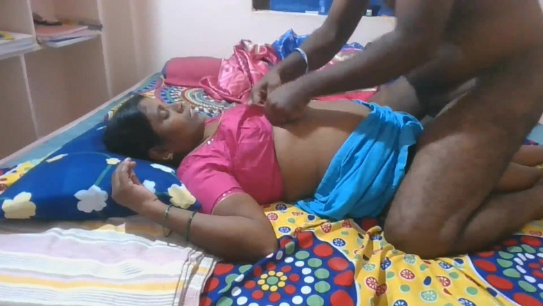 Desi palace: Bhabhi saténové hedvábné saree sex