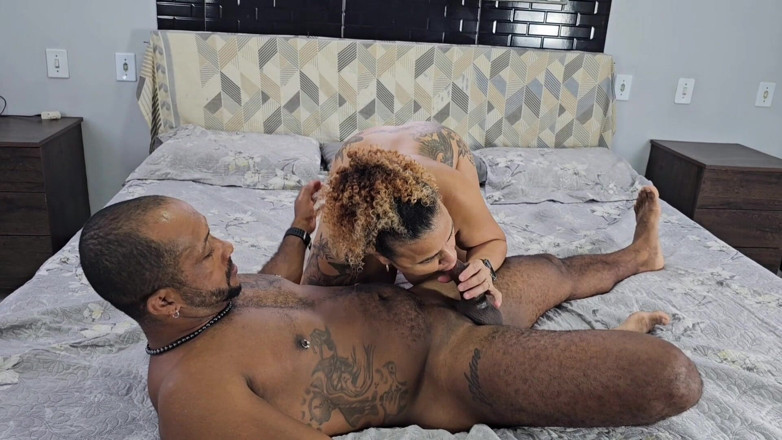 MARCIO BAIANO: Saya terpikat di bawah meja dan menumbuk zakarnya yang tebal...