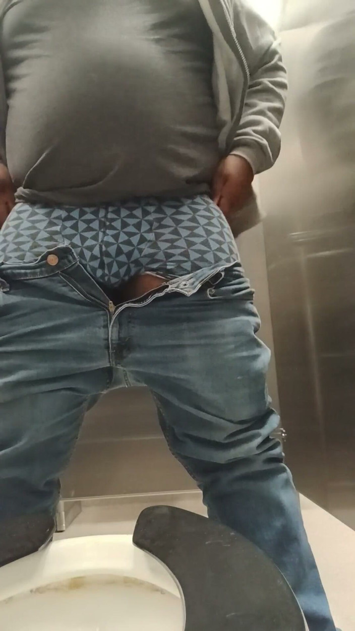 Eddie Venezuela: Black Stepdaddy Pisses and Cums in Public
