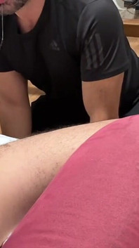 Jock thống trị dang rộng chân của mình và được đút sâu vào cổ họng