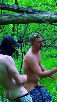 Büyük yaraklı ateşli erkekler ormanda sikişiyor