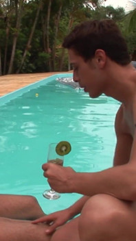 Dos gays follan y se corren en la piscina