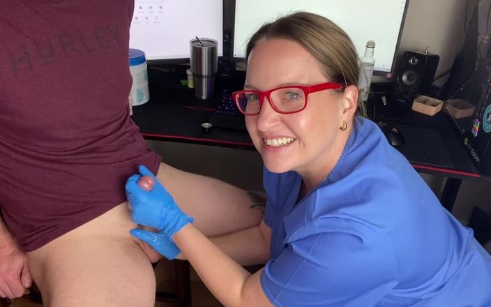 Avril Showers: Doctoriță matură sexy umplută cu spermă de pacient în timpul examenului...