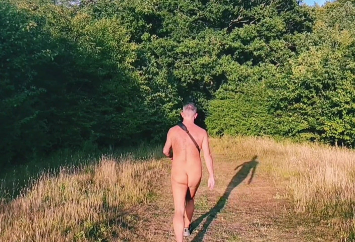 MaleModel: Naakt buitenshuis wandelen