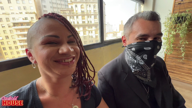 CuckoldHouse: Cuckold-ehemann beobachtet seine frau in einer ménage À Trois in ihrem...