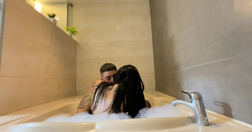 Monozion: 정장 입은 큰 엉덩이가 연인을 직접 만든 욕조에 앉아 있어요