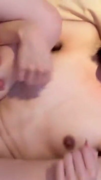 Tengere schattige schoonheid overweldigd door een gewaagde ervaring die leidt tot een intens en niet te stoppen creampie-moment