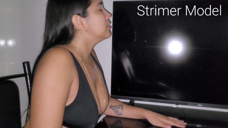 Strimermodel: Kichanie przed telewizorem i lustrem
