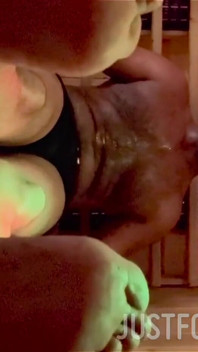 Bereit für eine session mit mir, tropfender Schweiß in der Sauna nach langer Fitnessstudio-Session mit meinen Füßen im Gesicht, um zu lecken und zu putzen