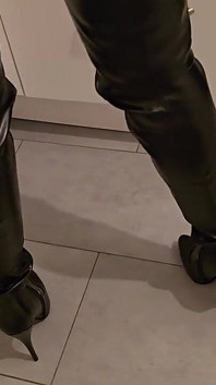 Une blonde se fait baiser dans des bottes overknee dans la cuisine