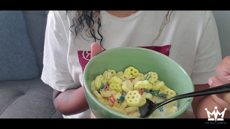 Mya Mula Goddess: Bratty Giantess devora seus pequenos amigos, você é o próximo?