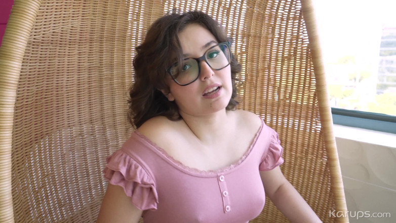 Karups POV: Sexy nerdská teenagerka si dává pauzu od domácích úkolů s velkým čůrákem...