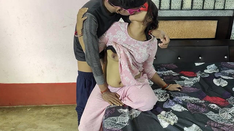 Soniya1997: Indianka Soniya błaga jej chłopaka, aby przyszedł do jej dupka