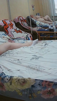 La matrigna con grandi tette accaresce i suoi buchi e si masturba con un giocattolo