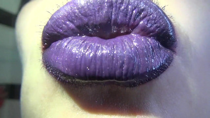Goddess Misha Goldy: Labbra lucide viola! Baci e anatra feticci in faccia !!
