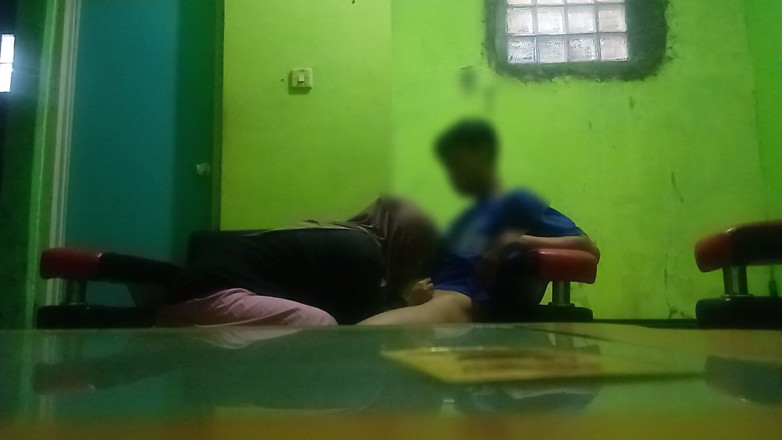 Famly sex: ฉันเกือบโดนจับได้ตอนเย็ดหีน้องสาวเลี้ยงในห้องนั่งเล่น
