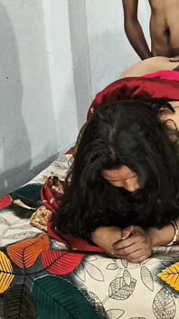 Bhabhi desi berkongkek tegar di mulut dan pantat dalam gaya doggy semasa bercakap kotor Hindi