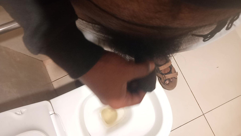 KUMBHA MANOJ KUMAR: Una star mostra sempre diverse espressioni locali per il più...