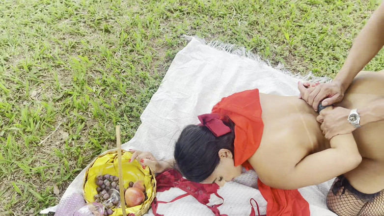 Vivy Marques: Naughty Little Riding Hood bertemu dengan Lumberjack Eater dan melepaskannya...