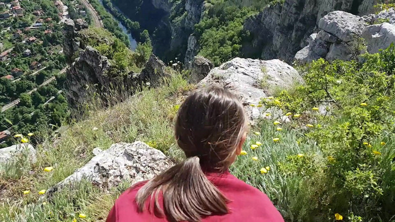 Tiny Teena: Perrito al aire libre y mamada en un acantilado
