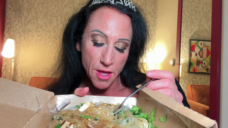 Kandylegsxxx: 生日吞噬：女主调教妈妈吃不孕不育的绿帽男生出高级阿尔法