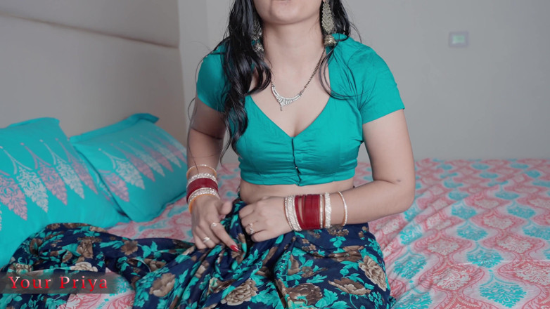 Your Priya: Une bhabhi desi sexy se doigte et se fait vibrer...