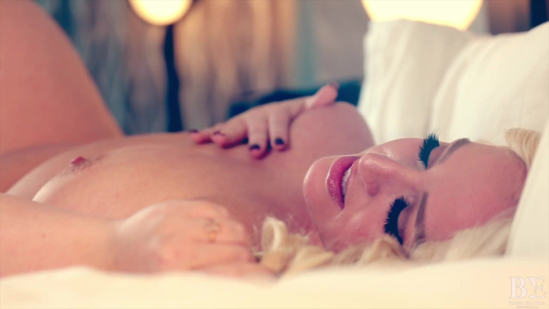 Blush erotica: La formosa bionda si fa un ditalino Zoey skyy blush...