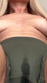 Mamilos verdes de shorts e dedilhado