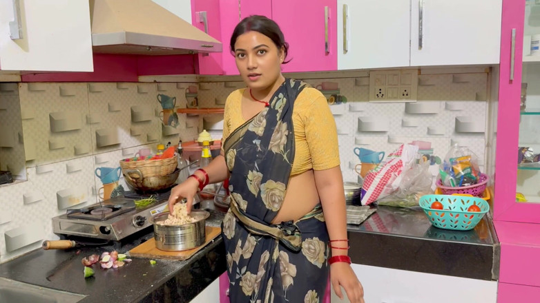 Hotty_ragini: Ibu tiriku yang cantik lagi masak di dapur, ayah tiri...