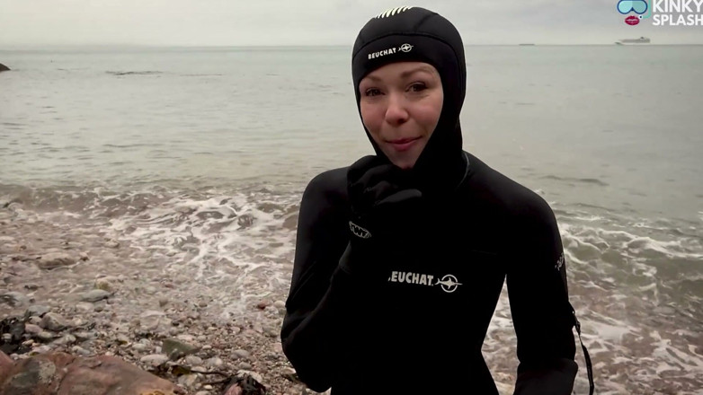 UKCuteGirl Lucy Lauren: Smeken om vastgebonden te worden in beuchat van 8 mm - wetsuitmeisje...