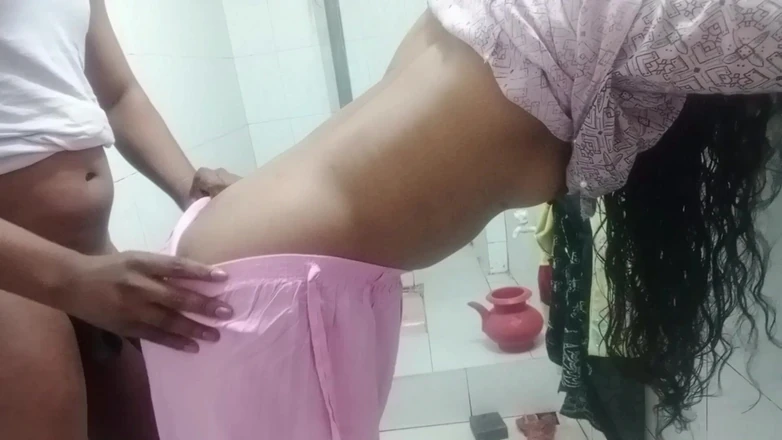 Deshi women: Neukte het mooie werkende meisje badkamerseks
