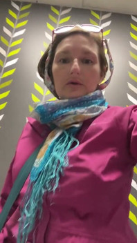 Une MILF sexy et une vue rapprochée de sa belle chatte qui pisse après avoir fait la danse désespérée des toilettes !