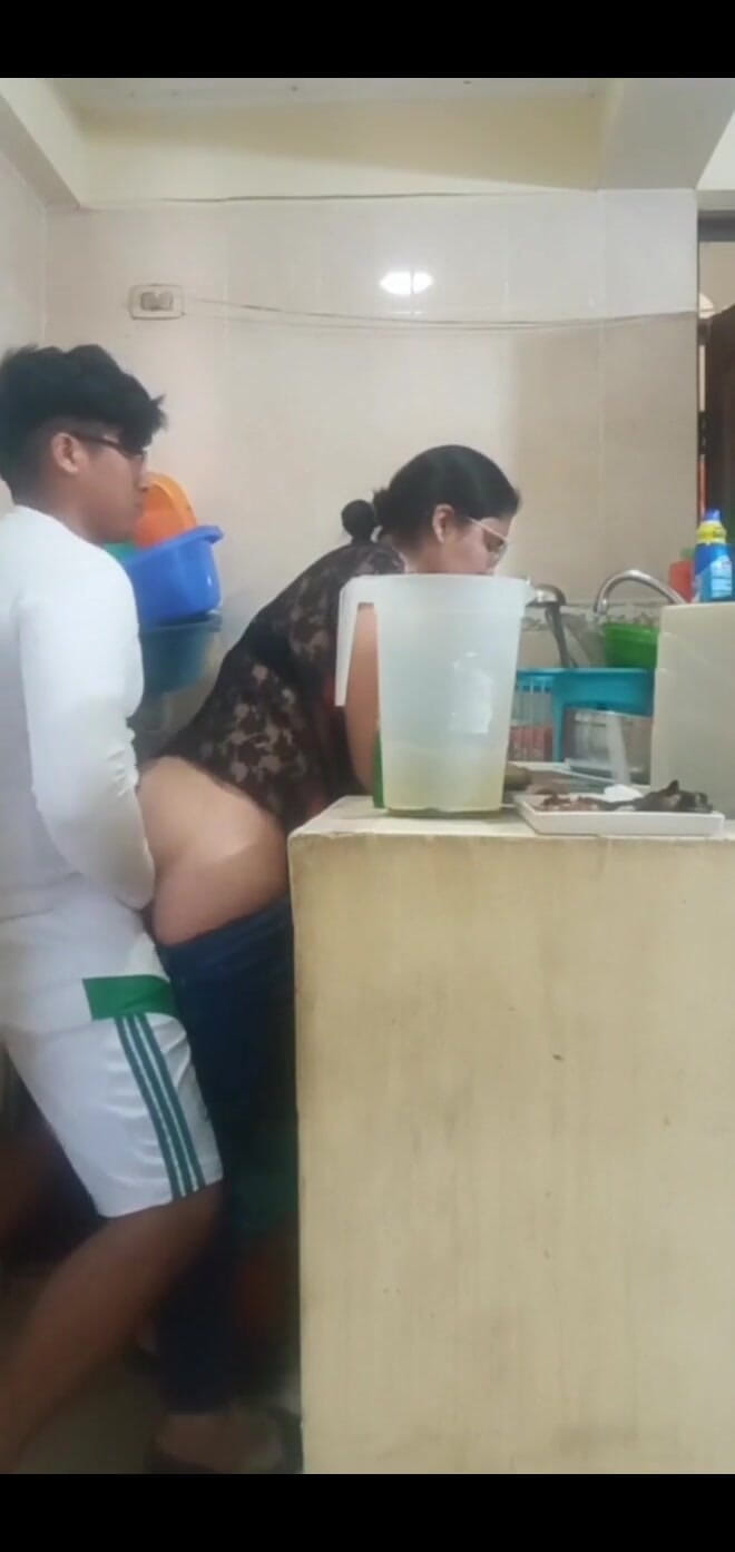 E-Alfa: नौकरानी की उसके मालिक द्वारा चुदाई, मेरी पत्नी ने हमें लगभग पकड़ लिया