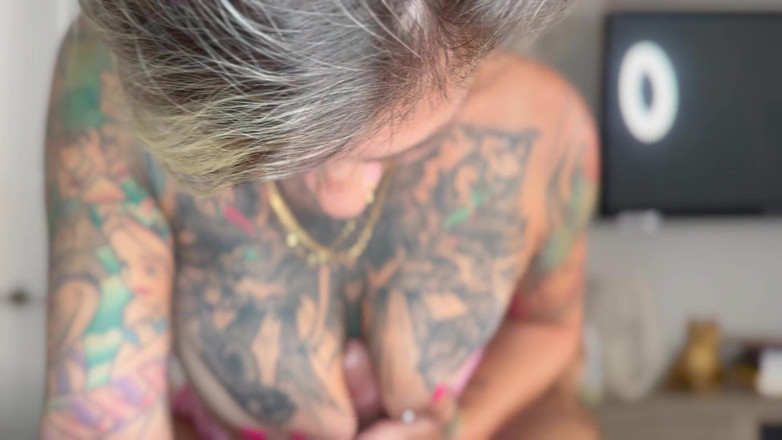Island Boy Vids: Summer Raez termina massagem cliente com boquete