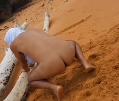 Ladysilvas: Ladysilva di pantai bugil banget sama pantat bahenolnya