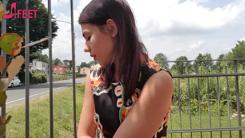 Smokin Fetish: Brunetka Petra kouří své ciggarete venku