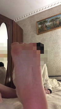 Young twink cho thấy đôi chân của mình và giật giật trước máy ảnh