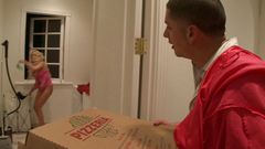 Hot Girlz: Poslíček má štěstí a šuká těsnou kundičku za pizzu zdarma