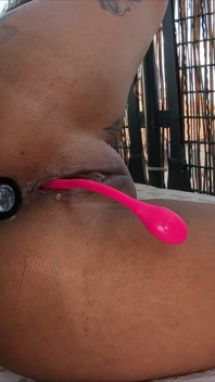 La miLF tatuata allarga entrambi i fori con plug