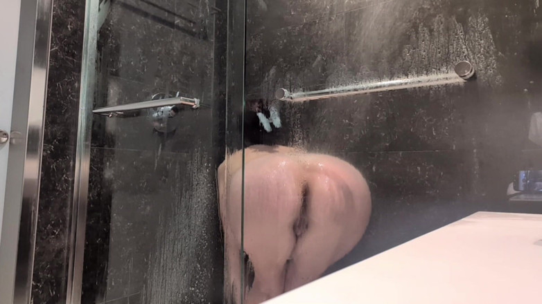 Mimiandevan: Skinny Petite Slut Masturbates in Shower After Stripping