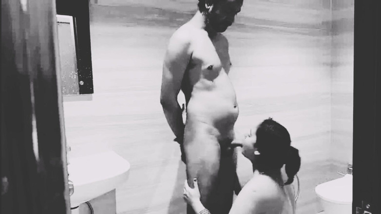 Sanayababhi: 継母と義理の息子がシャワーを浴びてバスルームでセックスする