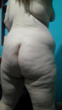 Sexy gigante abre a bunda para que você a cheire