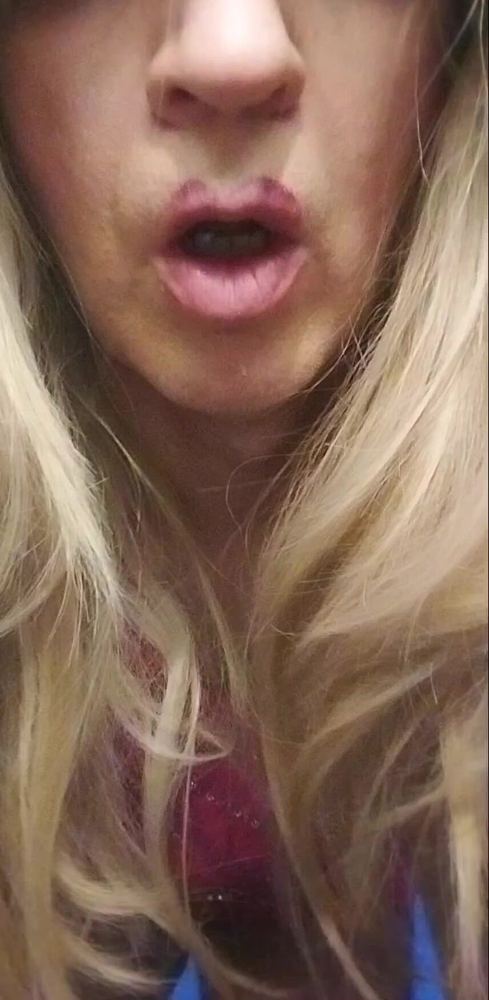 Cindy Belfast: 金发女郎娘娘腔为鸡巴堵嘴